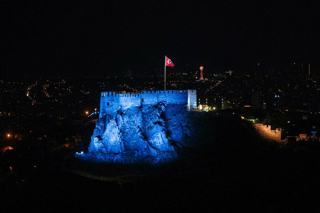 Ankara Kalesi çeşitli renklerle aydınlatıldı