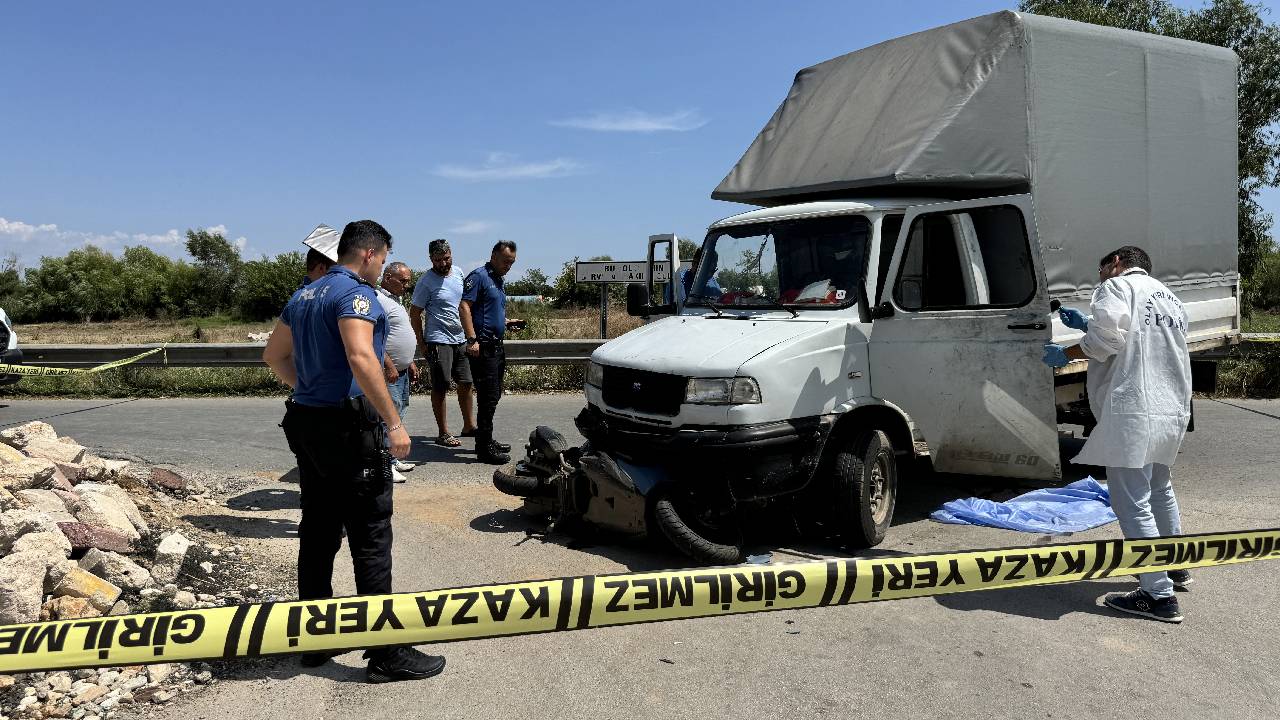 Yer Antalya: Motosikletli öldü, kamyonet sürücüsü kaçtı!