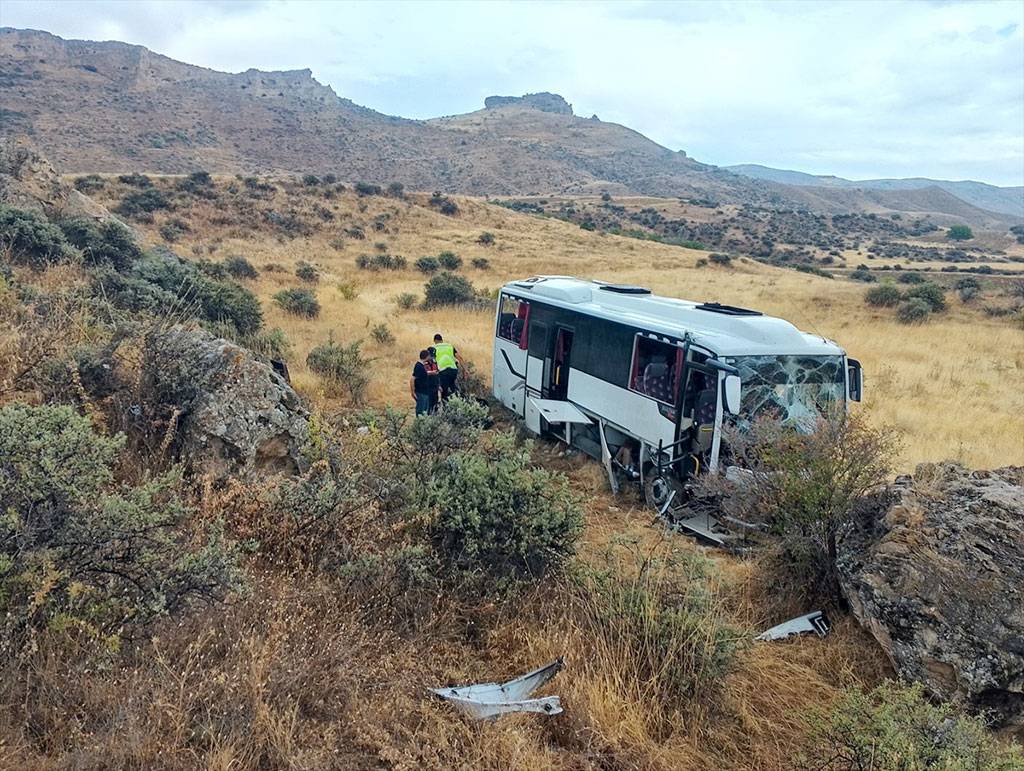 Sivas'ta midibüs şarampole uçtu: 16 yaralı