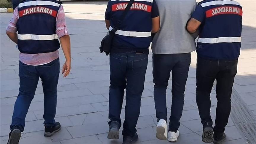 Antalya'da uyuşturucu taciri aracıyla kaçayım derken duvara çarptı