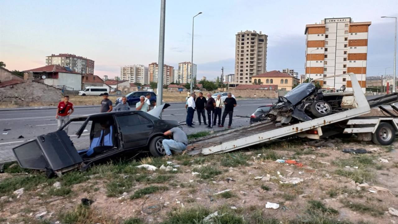 İki otomobilin çarpıştığı kazada araçlardan biri ikiye bölündü