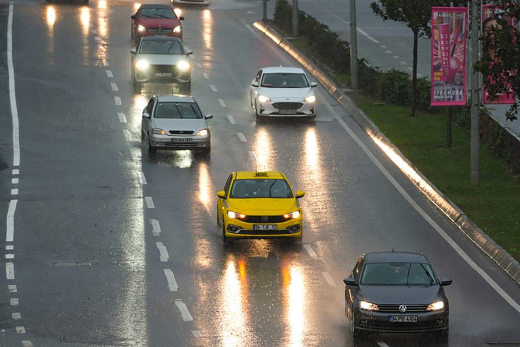  Su birikintileri trafiği olumsuz etkiledi 