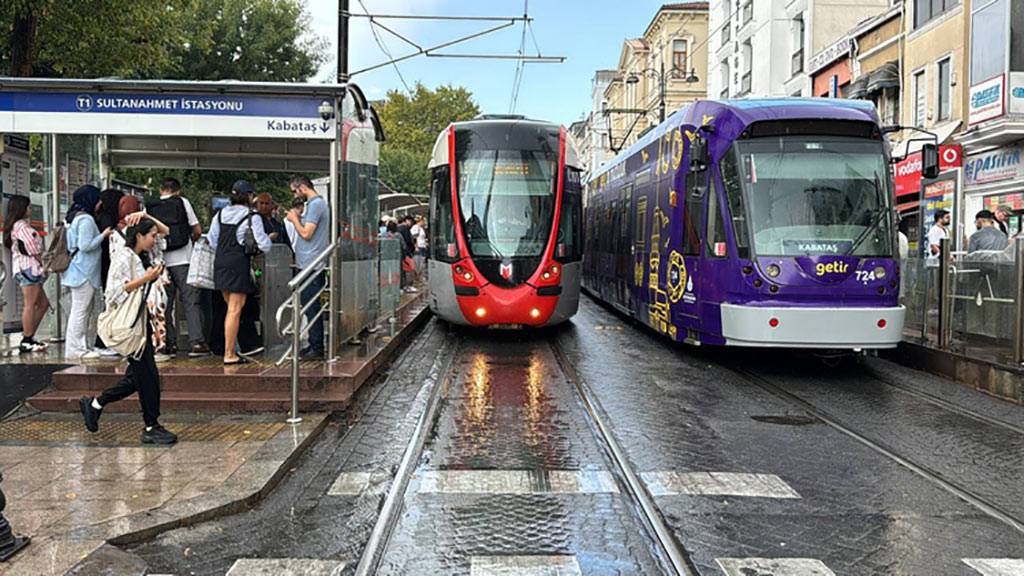  Motosiklet sürücüleri köprü altlarına sığındı 