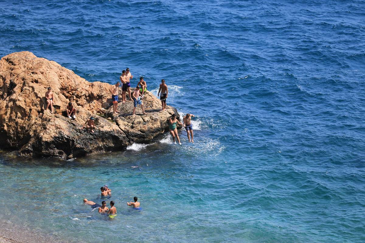 Antalya sahilleri sıcak hava yoğunluğu yaşıyor