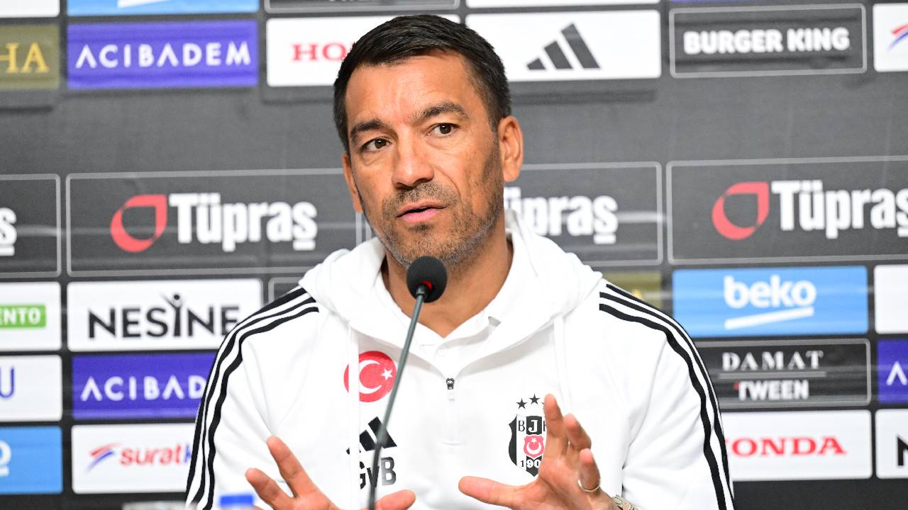 Van Bronckhorst, kadroda değişiklik sinyali verdi