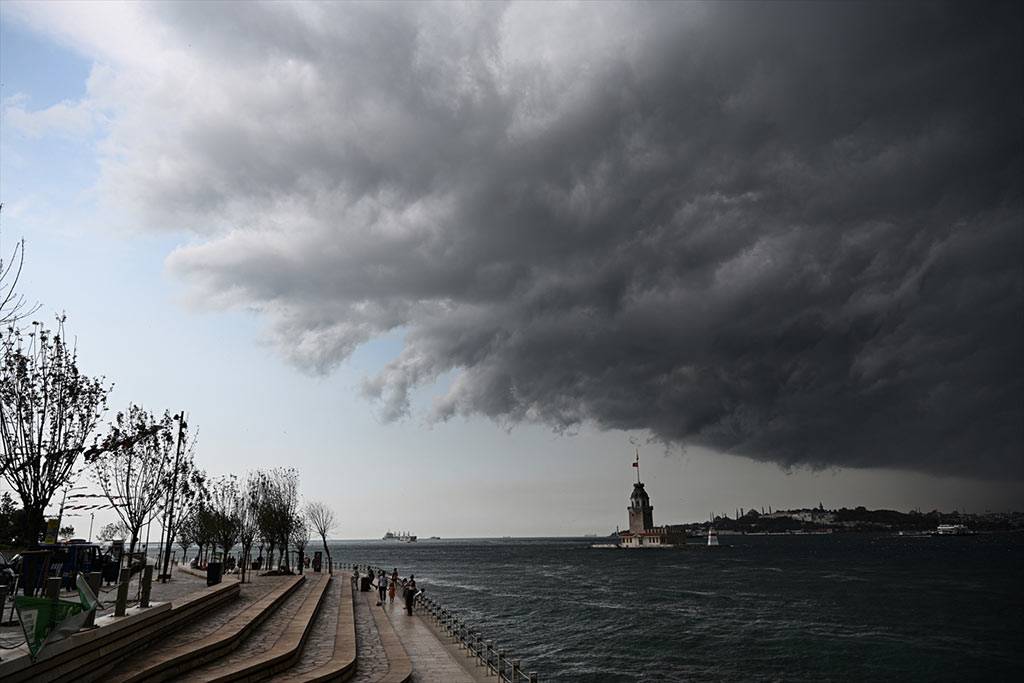 İstanbul'da bazı bölgelerde sağanak yağış etkili oluyor