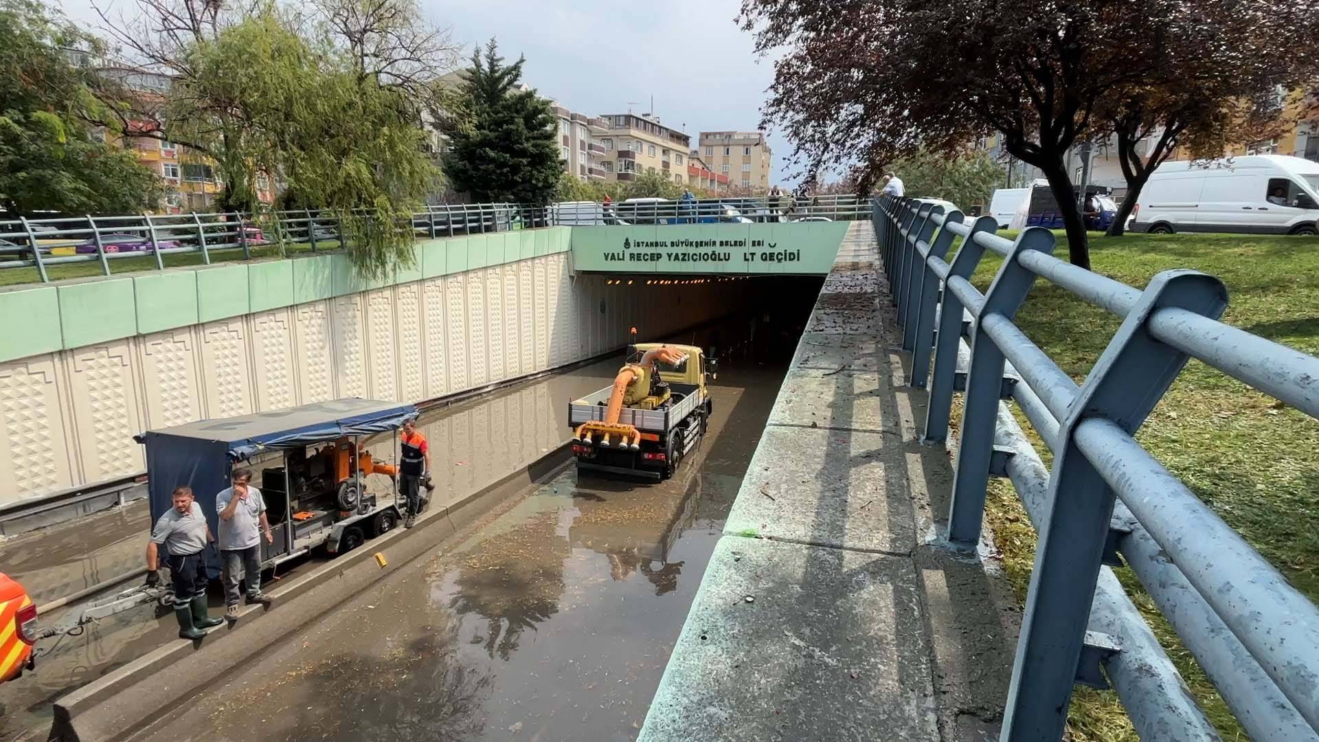 İstanbul'daki sağanak yağış hayatı felç etti, yollar su altında kaldı