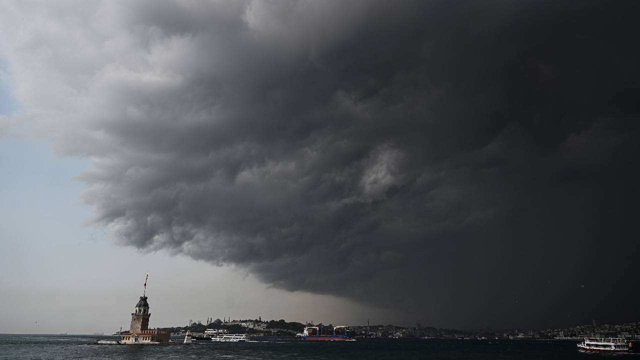 Süper hücre, İstanbul'un üzerinde asılı kaldı