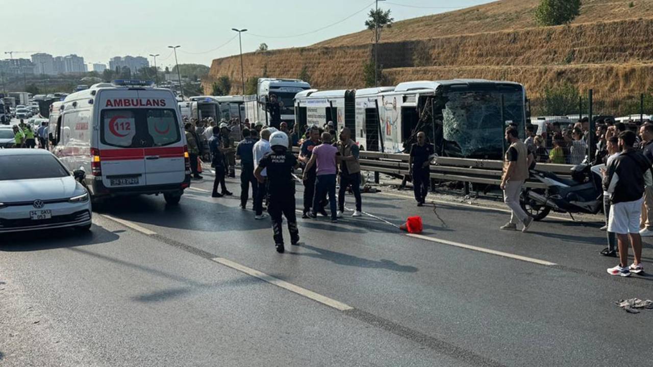 Küçükçekmece'de metrobüs kaza yaptı: Trafik felç!