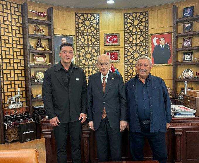 Mesut Özil'den MHP Lideri Devlet Bahçeli'ye ziyaret