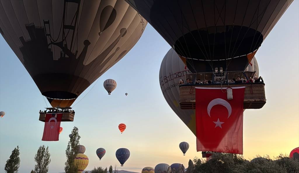 Balonlar Kapadokya'da Türk bayraklarıyla havalandı...