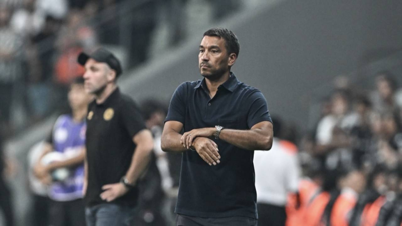 Giovanni van Bronckhorst: Burada mutlu bir hoca var...