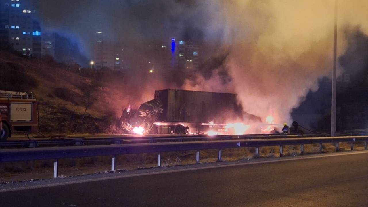 Mersin'de kaza sonrası araçlar alev topuna döndü