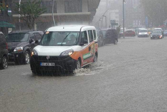 Rize'de sağanak yolları göle çevirdi