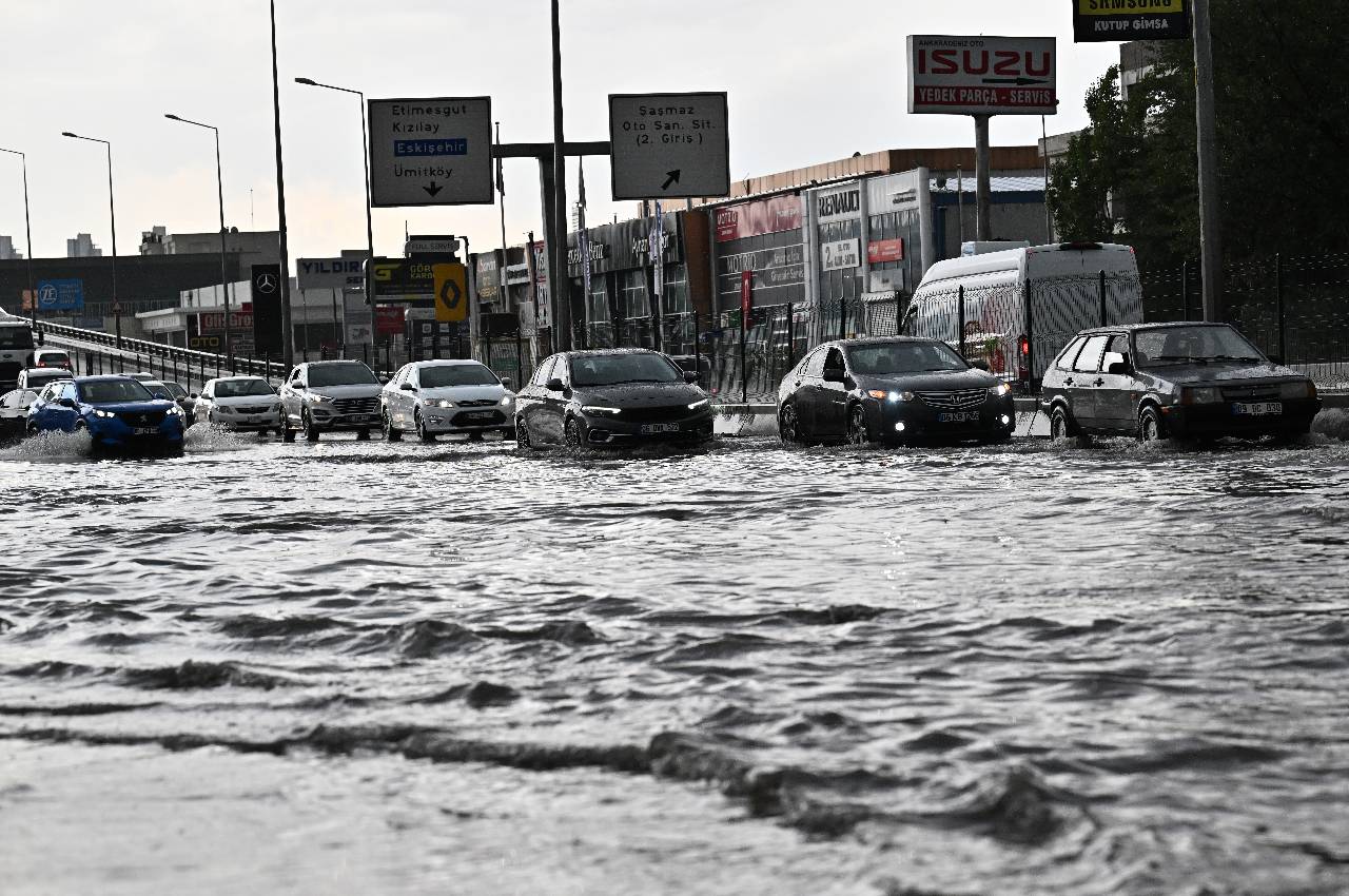 Ankara'da etkili sağanak yolları göle çevirdi