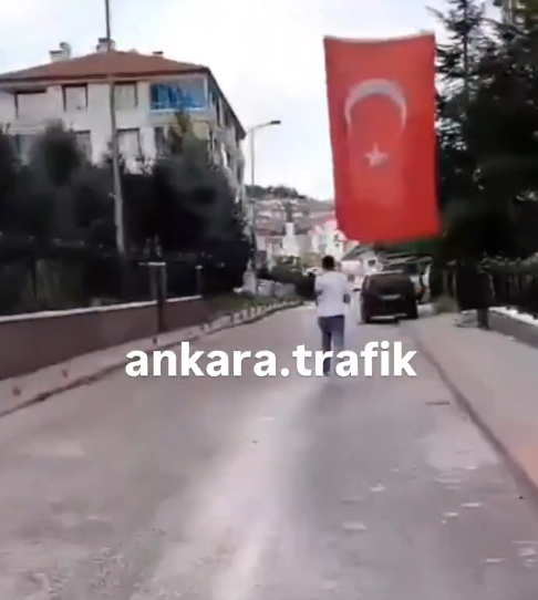 Ankara'da kaza yapan sürücü koşarak kaçtı