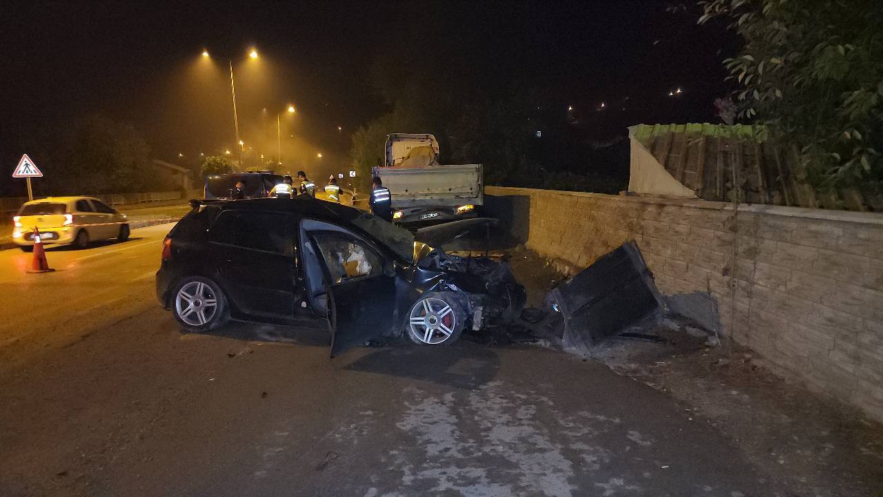 Park halindeki tıra çarpan sürücü öldü