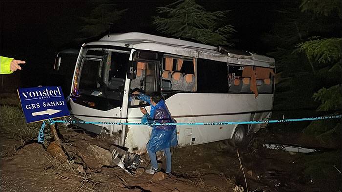 Eskişehir'de midibüs yoldan çıktı: 14 polis memuru yaralandı