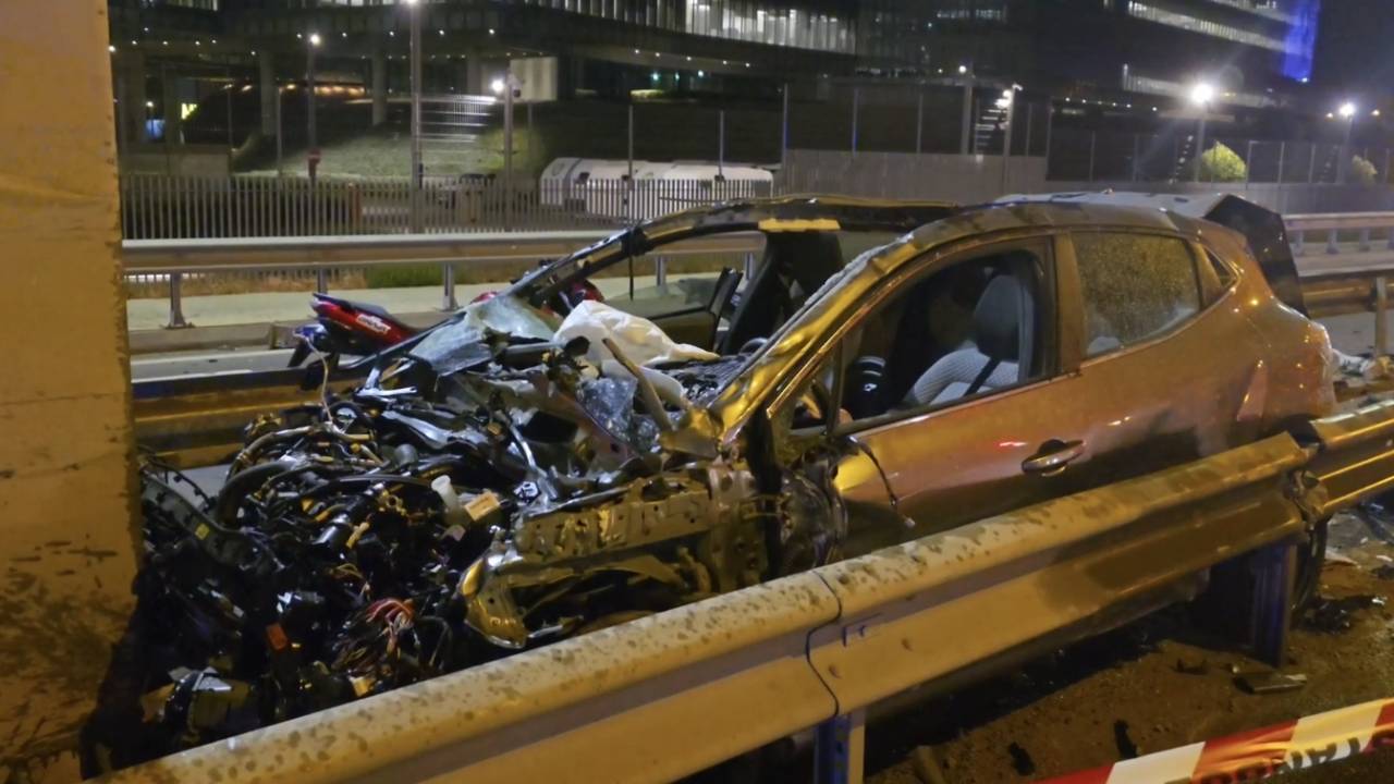 İstanbul'da otomobil bariyerleri aşarak direğe çarptı...