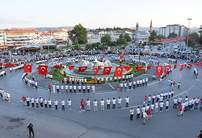 Halay'da dünya rekoru: 1058 kişi kol kola