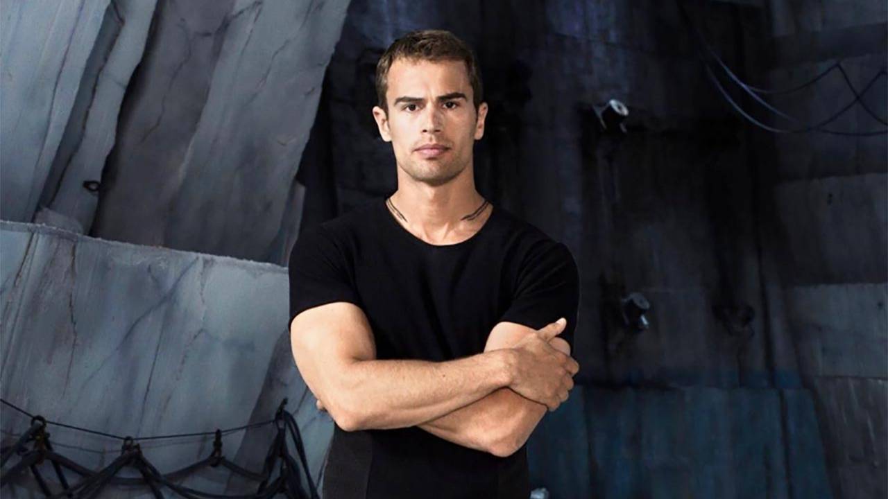 Uyumsuz'un Four'u Theo James, Türkiye'ye geldi!