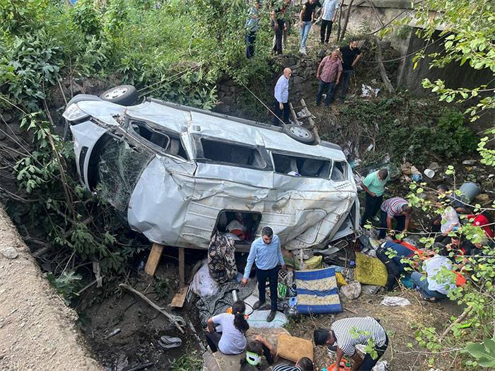 Tokat'ta fındık işçilerini taşıyan minibüs devrildi