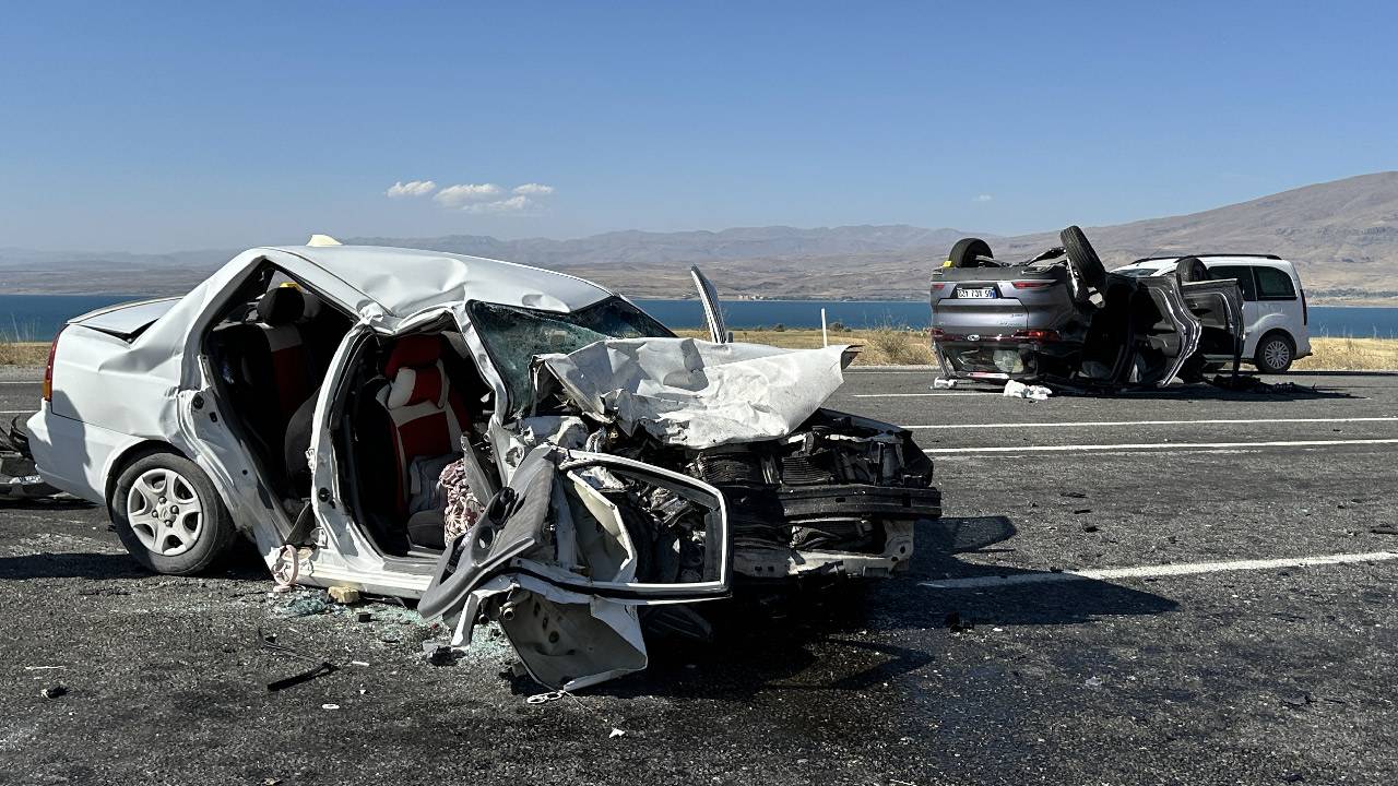 Çarpışan araçlar hurdaya döndü: 2 ölü, 4 yaralı