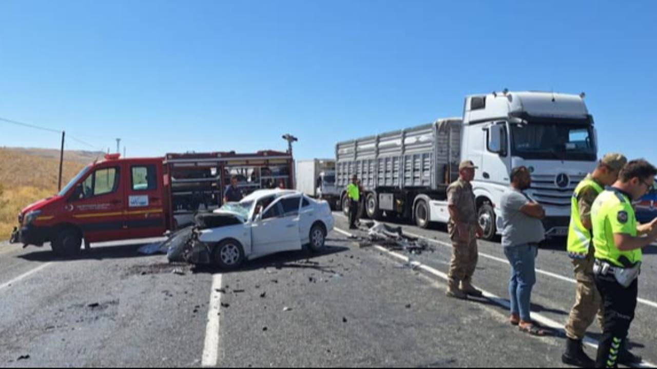 Van'da iki otomobil kafa kafaya çarpıştı: 2 ölü, 4 yaralı