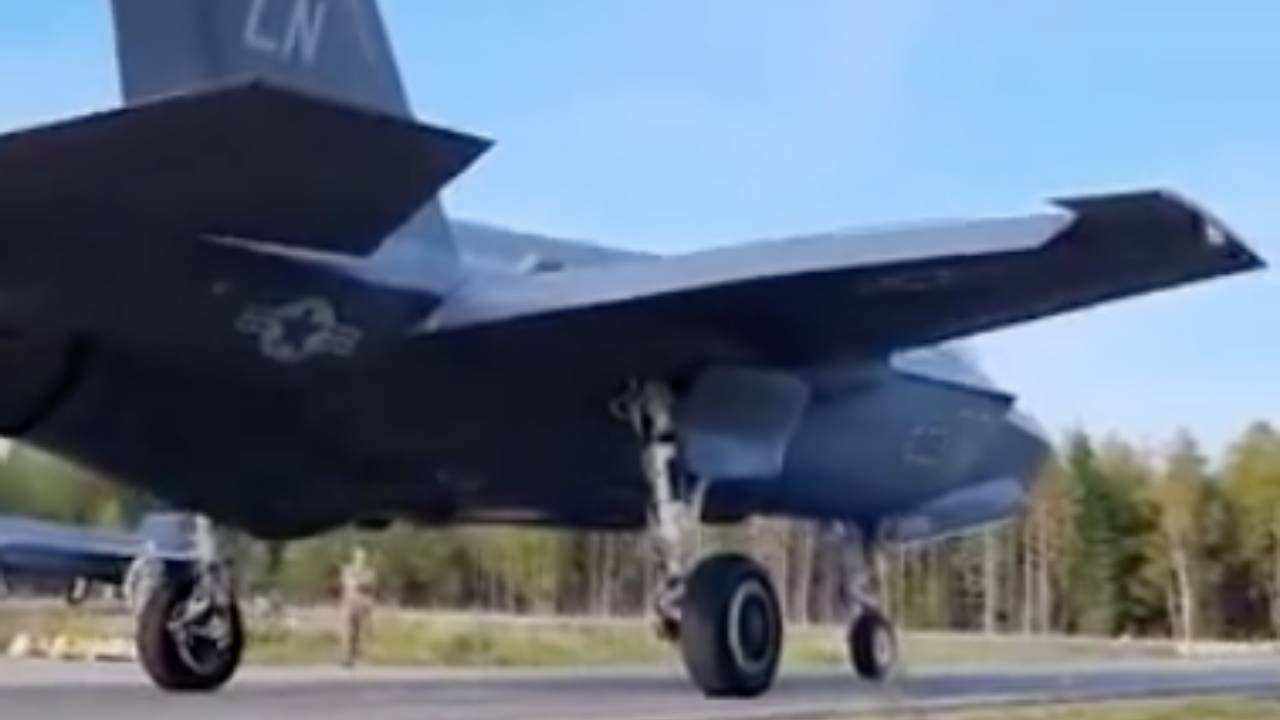 ABD F-35'leri Finlandiya'da otoyola indi