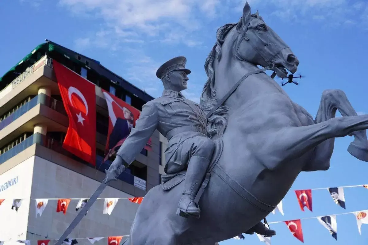 CHP'li Bilecik Belediyesi heykelcilik yarışına yeni boyut kazandırdı!