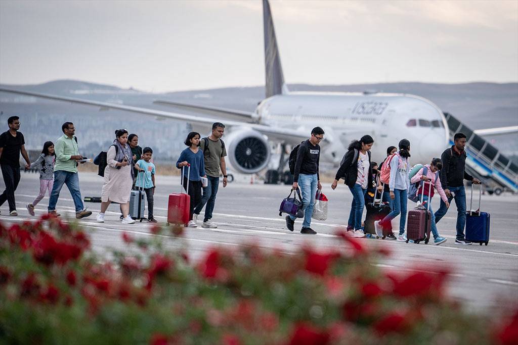 Erzurum'da bekleyen yolcular için yeni uçak geldi