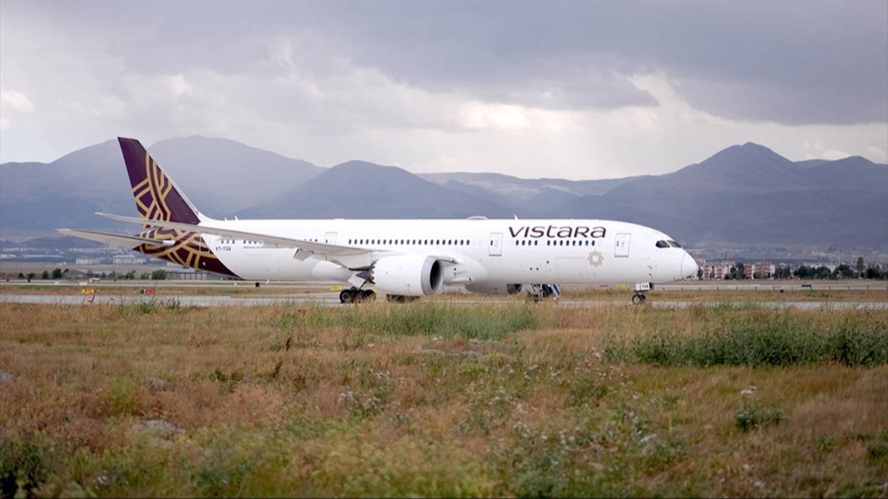 Vistara Hava Yolları uçağının Erzurum'da bekleyişi sürüyor