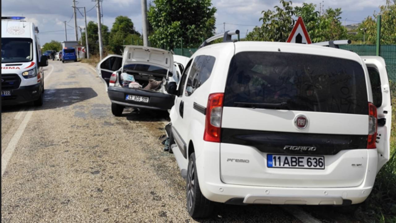 Bursa'da iki araç kafa kafaya çarpıştı: 4'ü çocuk, 8 yaralı