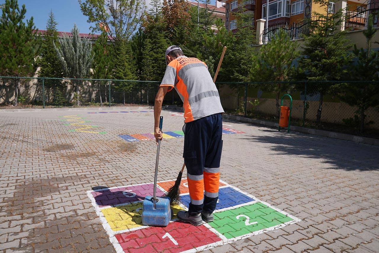 Gölbaşı Belediyesinden okullarda temizlik çalışması!