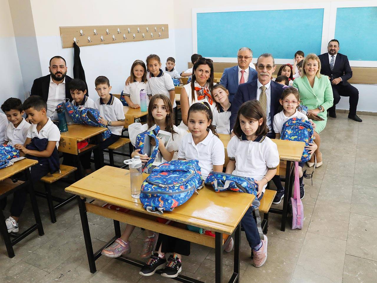 Erdal Beşikçioğlu, okulun ilk gününde çocukları yalnız bırakmadı!