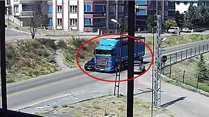 Ankara'da TIR ile 2 otomobilin çarpıştığı kaza kamerada