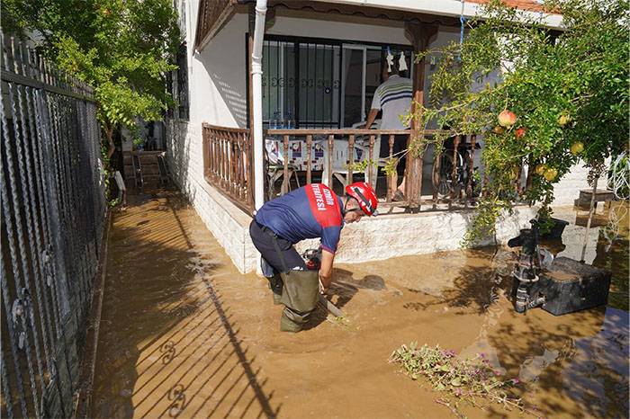 İzmir'deki sağanakta 4 bina hasar aldı, 47 bina sudan etkilendi