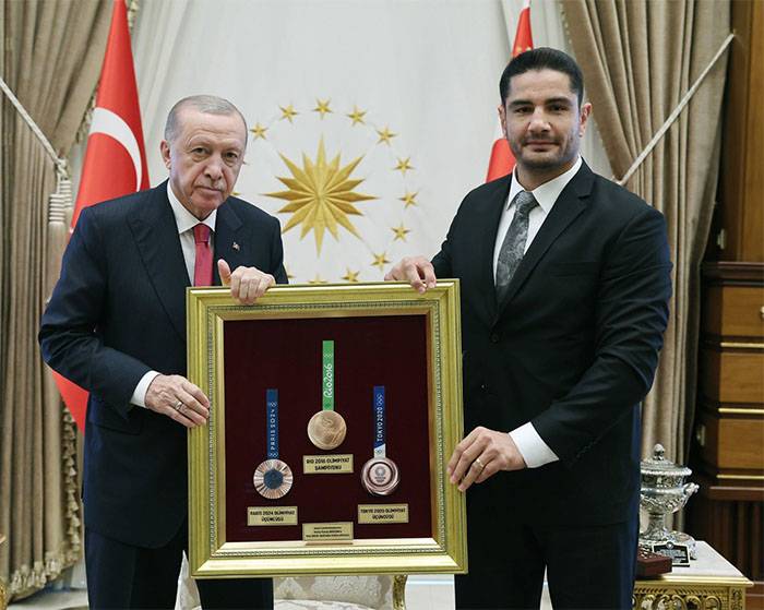 Cumhurbaşkanı Erdoğan, Milli Güreşçi Taha Akgül’ü kabul etti