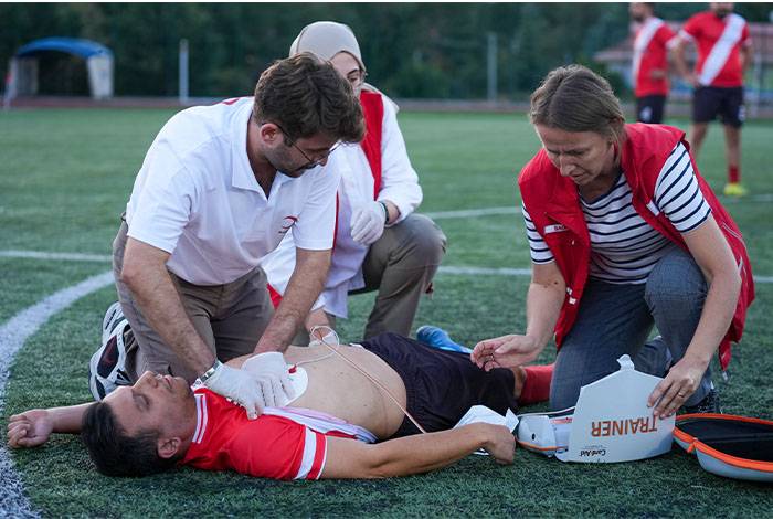 Türk Kızılayı, sporda ilk yardıma dikkati çekmek için futbol maçı düzenledi