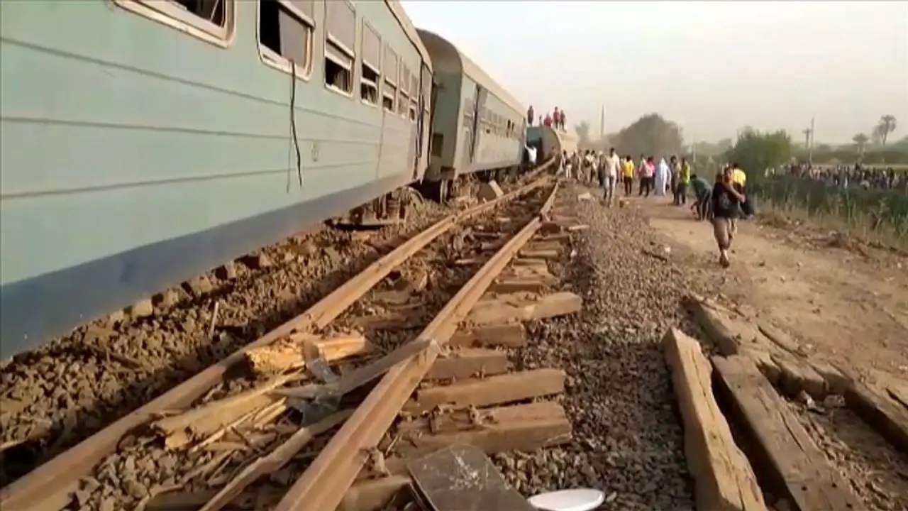 Mısır'da iki tren çarpıştı! 2 ölü çok sayıda yaralı var