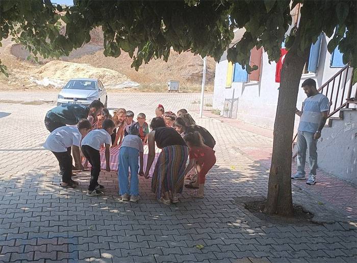 Narin'in okulundaki öğrencilere ve öğretmenlerine  psikososyal destek