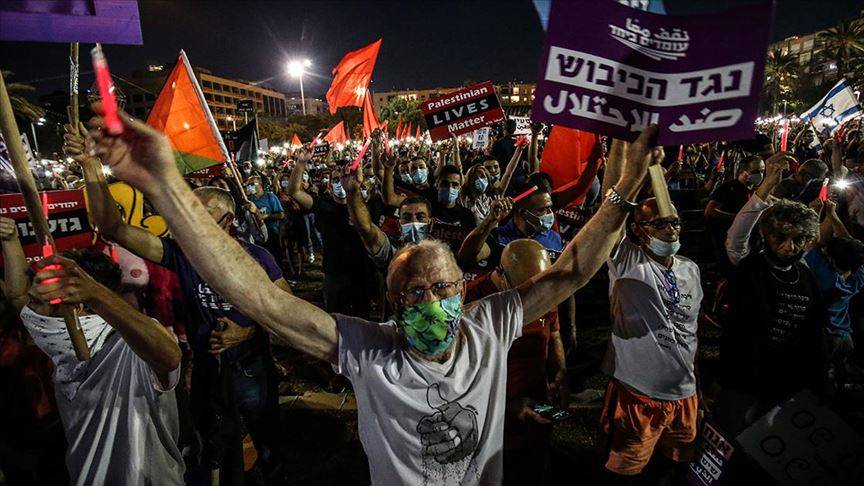 Tel Aviv'de binlerce kişi Netanyahu'yu protesto etti