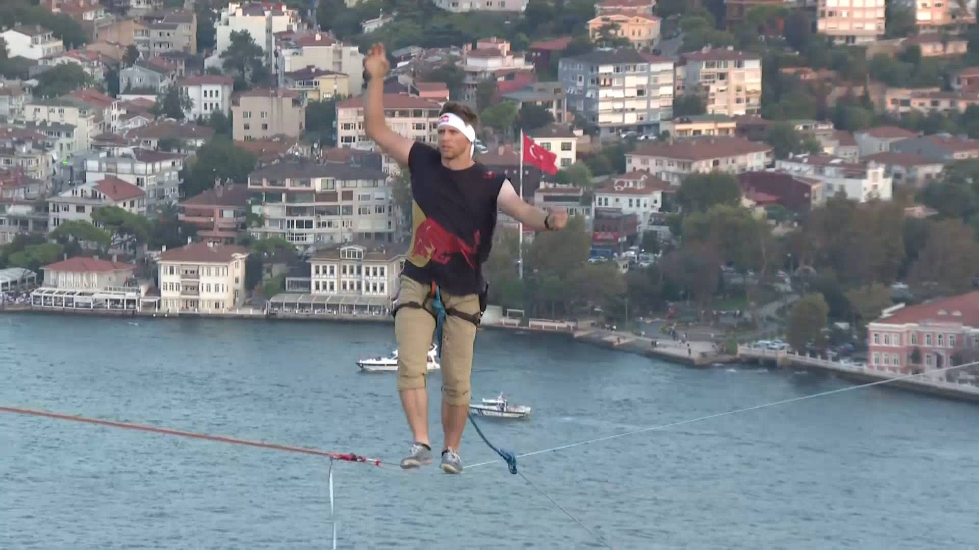 İstanbul boğazında nefes kesen an! Jaan Roose köprü ipinde yürüdü