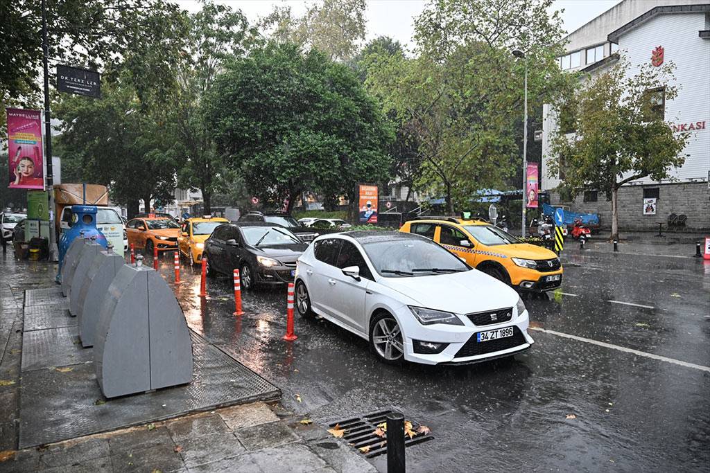 İstanbul'da sağanak yağmur etkili oldu