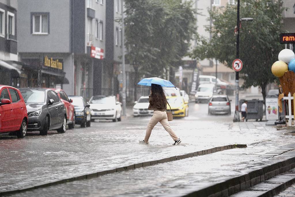 İstanbul'da sağanak yağış etkili oldu