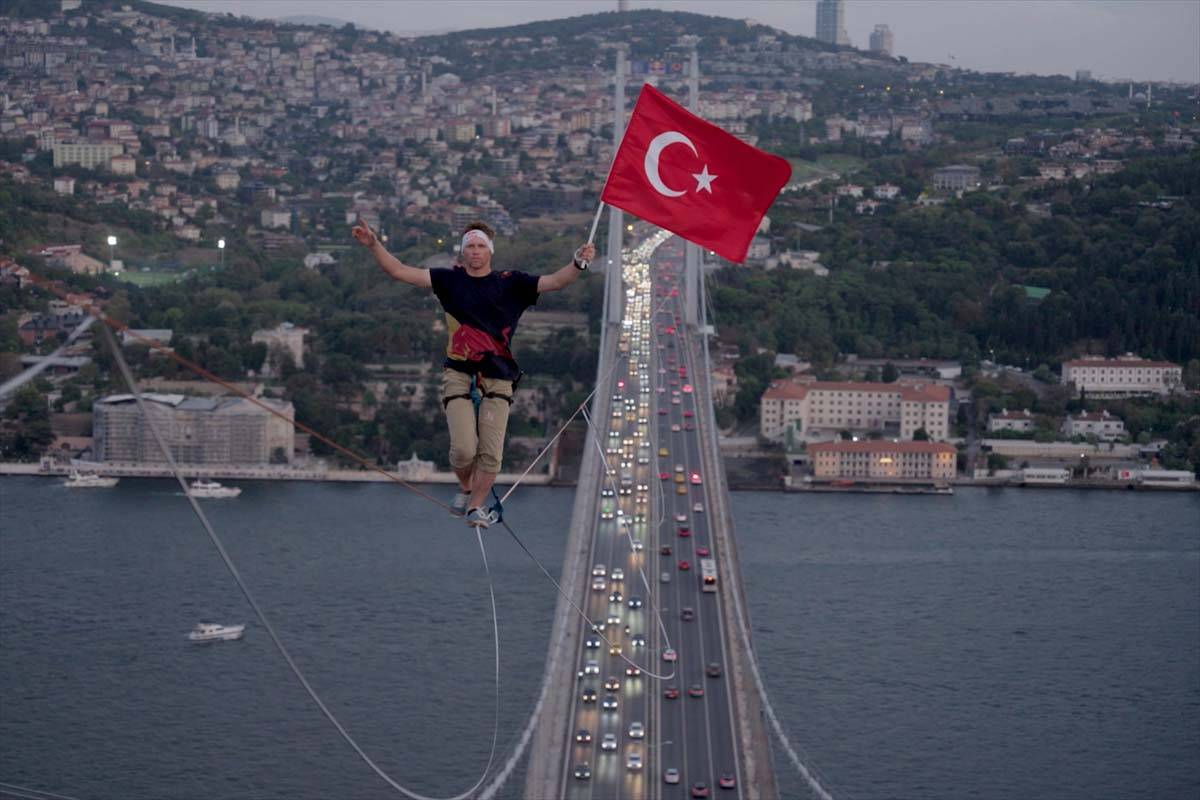 Jaan Roose İstanbul'daki tarihi başarısını Türk bayrağıyla kutladı