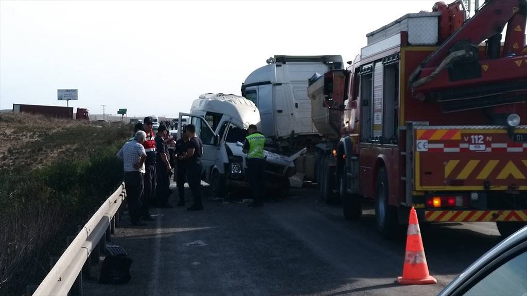 Adana'da tır ile minibüs çarpıştı: 4 ölü, 6 yaralı