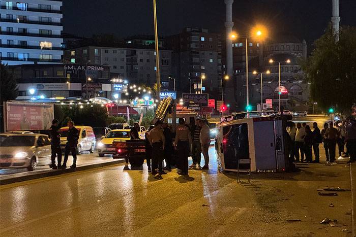 Başkent'te dolmuşla otomobil çarpıştı: 4 yaralı