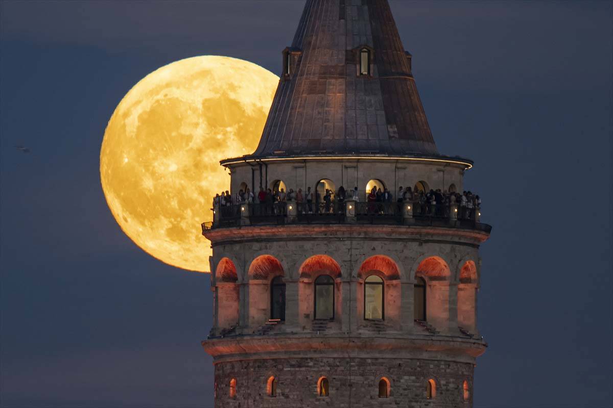 İstanbul'da dolunay ve Galata Kulesi'nin ihtişamı bir arada