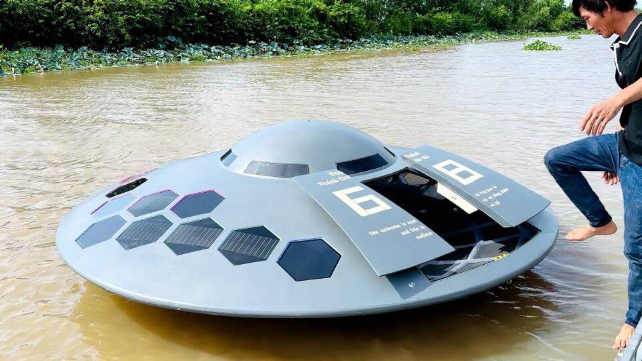 Vietnamlı YouTuber Thanh Che, UFO biçimindeki teknesini nehre indirdi!